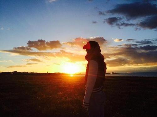 没有背景,但是穿着生气的生气马背