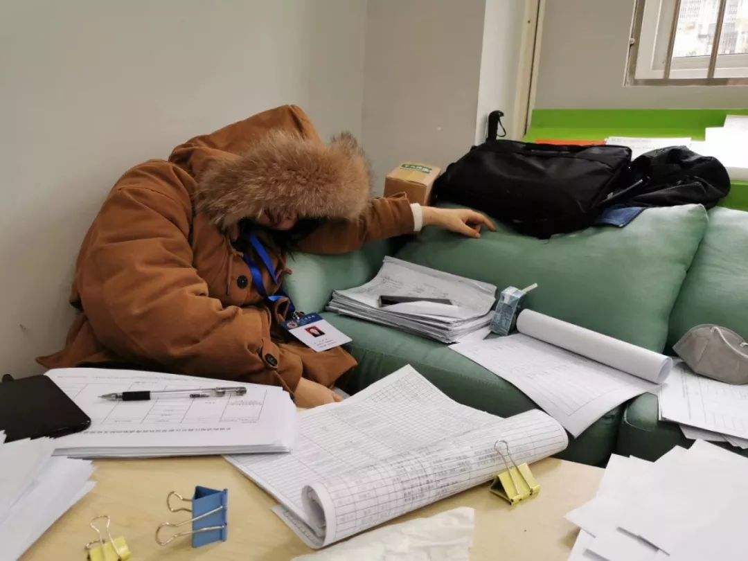 在忙碌的一天结束时谈论心情