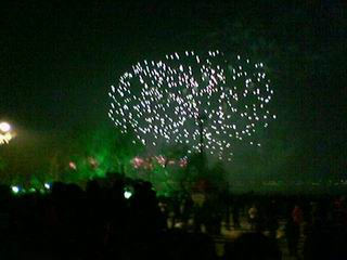 烟火下的寂寞是每个梦想都必须经过的地方