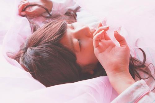 我们想整天亲吻，带着痛苦