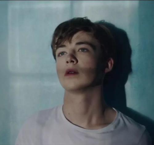 “贫穷”抚养男孩的真正含义