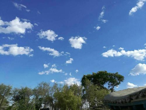 母亲，故乡的天空中的云