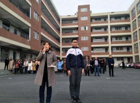 学习在雷锋的旗帜下讲话