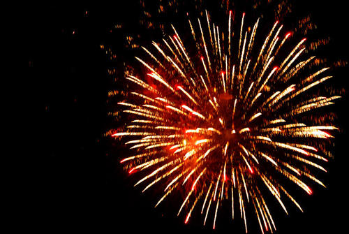 描述烟花的组成：在元宵节上观看烟花