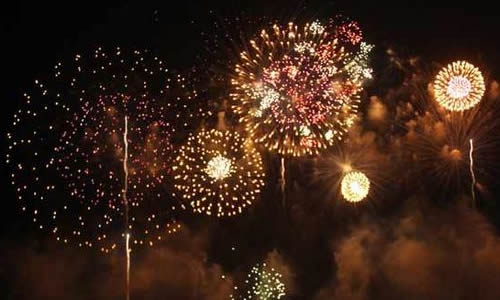 描述烟花的组成：燃放烟花