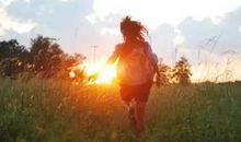 励志文章：哭着向前奔跑