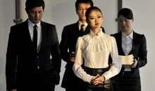 一位性感女总裁坐上一辆的士后，她和男师傅的谈话