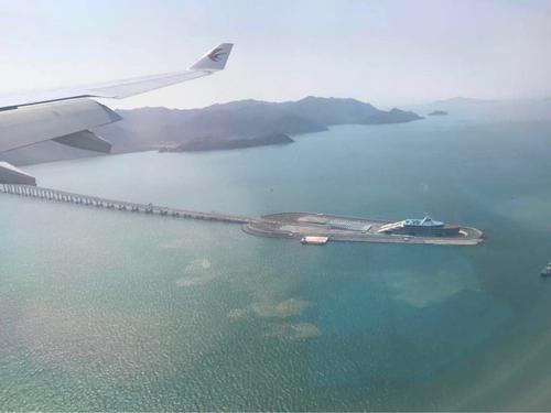 我想明天到达，我现在必须离开