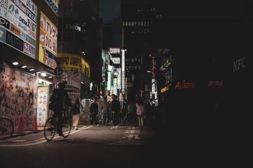 没有强大的力量,只是咬紧牙关