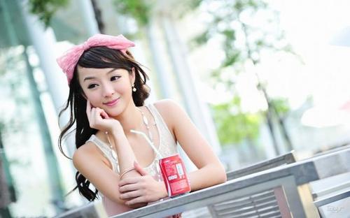 描绘女性纯洁的诗