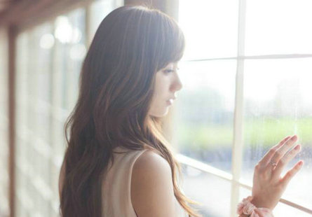 窗外的阳光如此耀眼，出于某种原因，整个人都困倦了