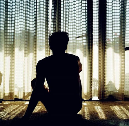 窗外的阳光太刺眼，出于某种原因整个人都困倦了1