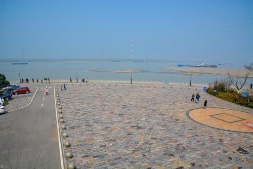 蓝色的水向东流到这一点