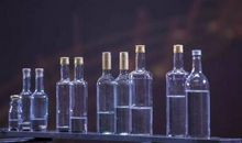 当玻璃瓶掉落地上后