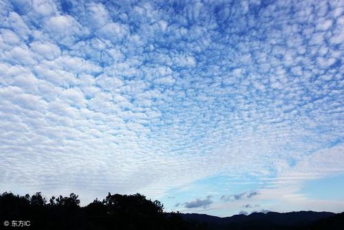 躺着,看着整个天空乌云密布