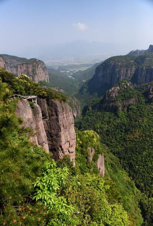 山尖不高,水窄不深