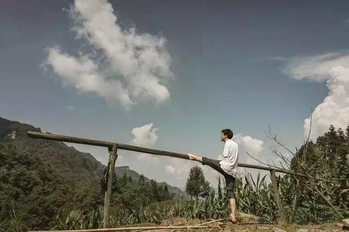 这个男孩出生时没有手臂,但是他用脚照顾母亲。