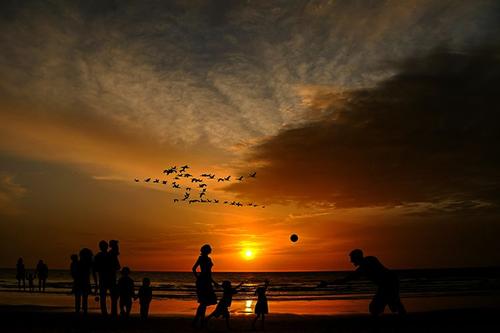 面对现在,不回避过去,不惧怕未来-阅读《海岛》后的一点思考