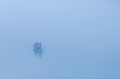 经典句:繁荣三千,如果你冷漠,那就是乌云密布;有无数的麻烦,如果你想开车,那是晴天