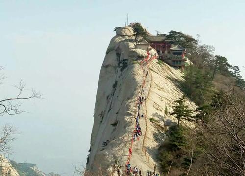 描述陡峭山脉的句子