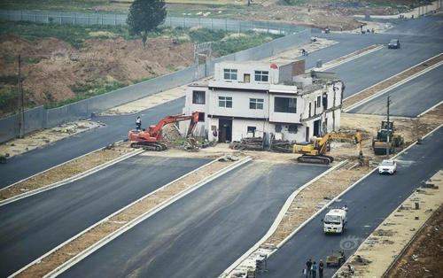 世界是狭窄的，但世界是广阔的