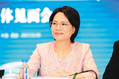 新光董事长周晓光：从乡村姑娘到亿万富翁姐姐