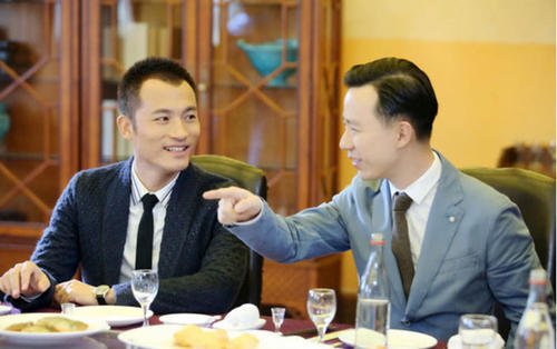 陪同领导吃晚饭和敬酒