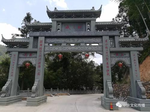 于秋雨：纪念拱门