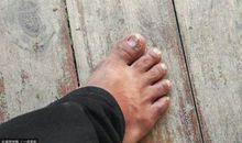 如果鞋确实伤害了脚，我们不妨赤脚赶路