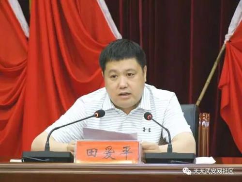 散布谣言使人群感到困惑