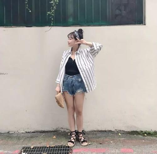 描述女性服装的句子