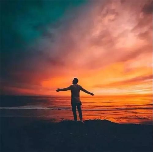 没有人天生就是坚强的,只是一个艰难的人