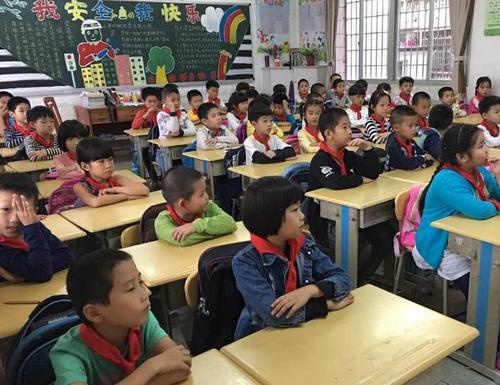 在城市上班的父亲,在城市上浮的儿子