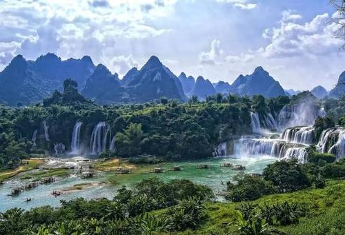 春天来了,河绿如蓝