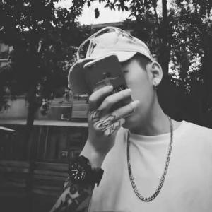 qq男孩黑白伤心