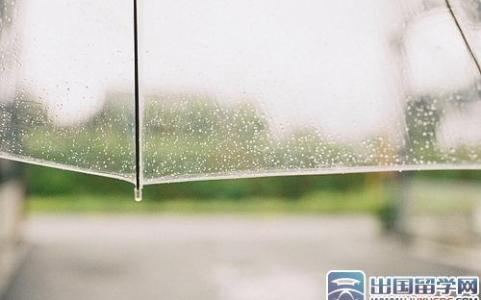 一段描述夏季校园的段落