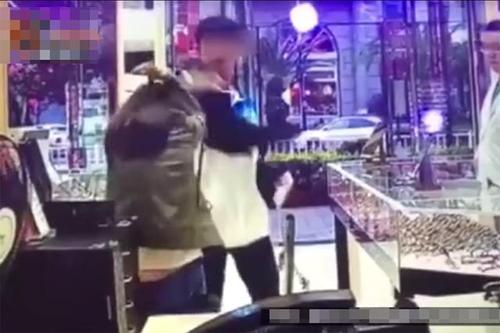 只是因为她是母亲