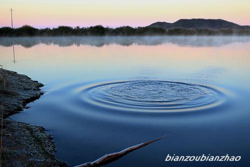 形容湖面平静的词语