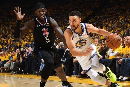 祈祷人的手臂像一辆车