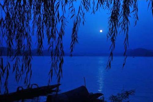 描述月球的现代诗歌