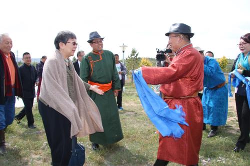 席慕容：一个叫穆伦·席伦博的蒙古姑娘