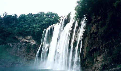 描述瀑布声的句子