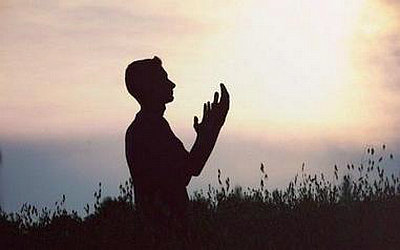 哲学句子简短的句子:看看你面前的东西,注意背后的东西