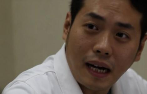 父亲给孩子，孩子笑了。孩子给了父亲，父亲哭了