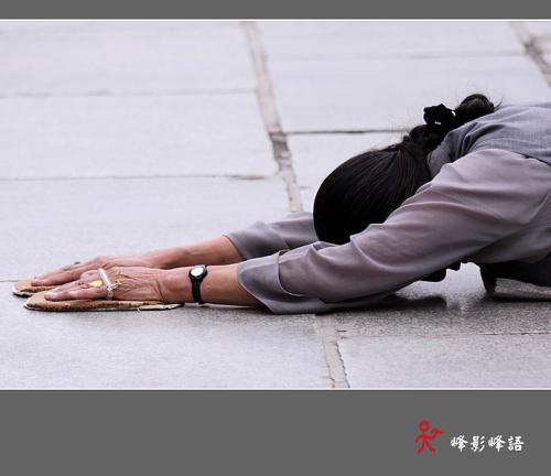 五具尸体被抛在地上