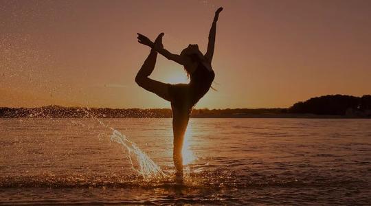 与其向前和向后看，不如今天努力工作