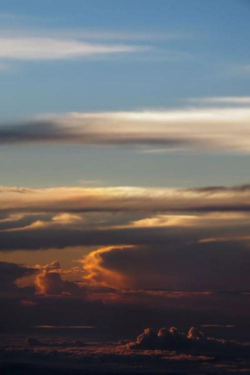 毕淑敏:你是晴朗天空中的飘云