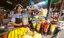 形容忍不住笑的词语