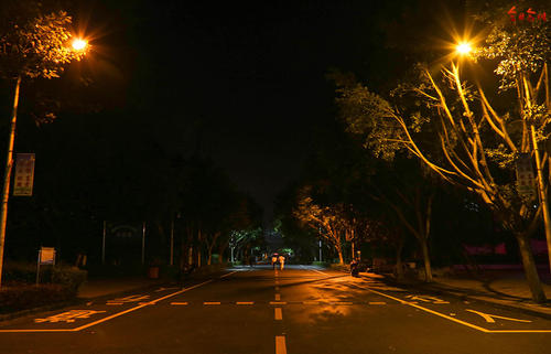 描述夜景的段落