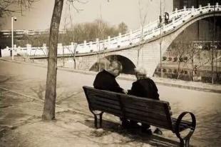 半条命的一对夫妇的三个生命足以抚摸你